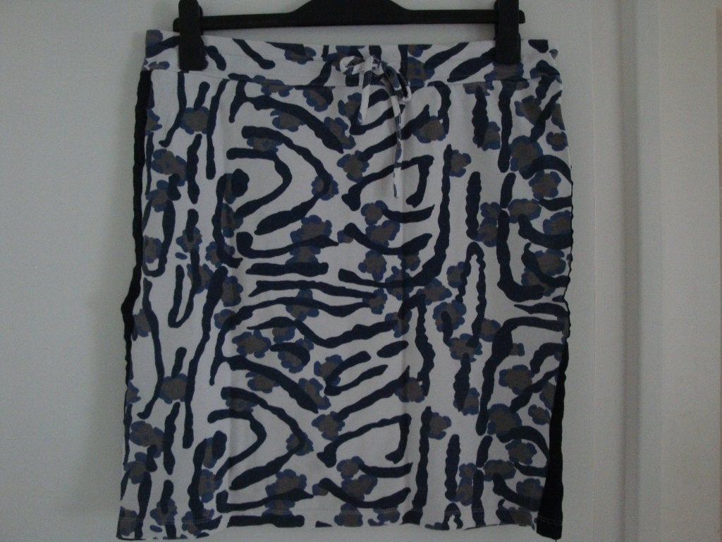 Maat XL. Witte rok met blauw grijze print., Meerkleurig, Maat 46/48 (XL) of groter, Ophalen of Verzenden, Zo goed als nieuw
