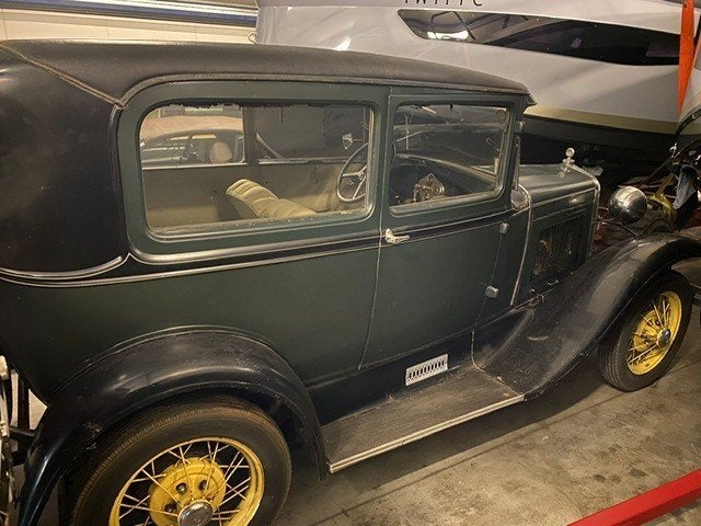 2x A Ford tudor. oldtimer