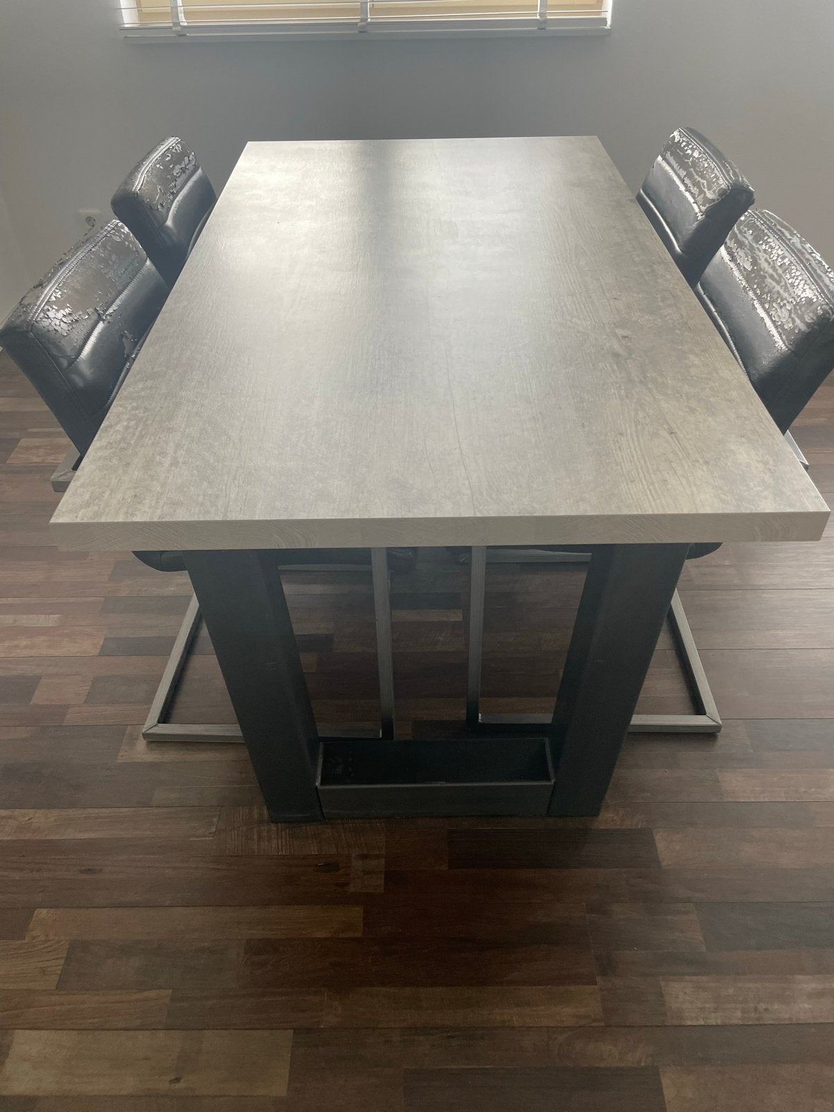 Moderne eettafel met betonnen look en metalen onderstel, Ophalen, Gebruikt, 100 tot 150 cm, 50 tot 100 cm