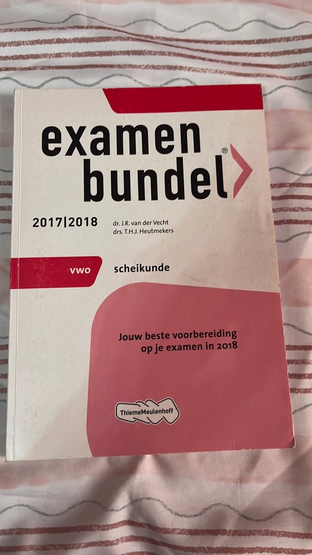 J.R. van der Vecht - 2017/2018 examenbundel scheikunde vwo, HAVO, Zo goed als nieuw, Nederlands, J.R. van der Vecht; T.H.J. Heutmekers
