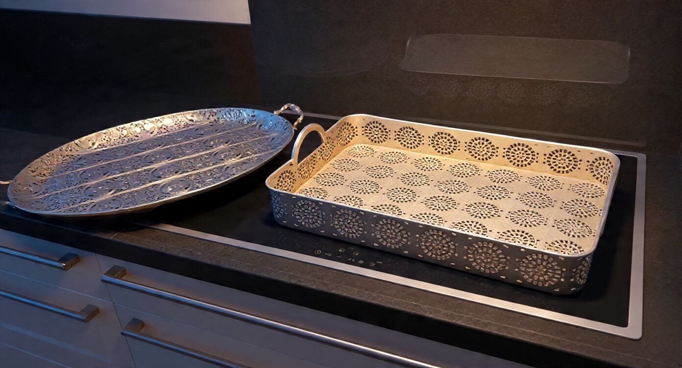 Set van 2 zilverkleurige dienbladen, metaal, decoratief, Ophalen, Decoratieve rand, Zo goed als nieuw, Dienblad