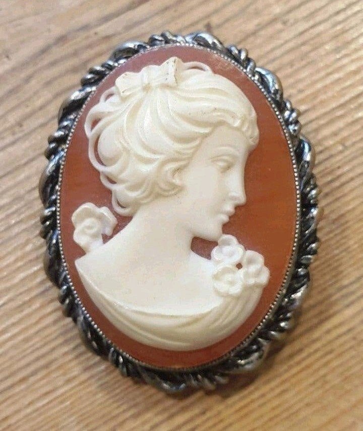 Camee broche vintage, Ophalen of Verzenden, 4 tot 7 cm, Oranje, Overige materialen