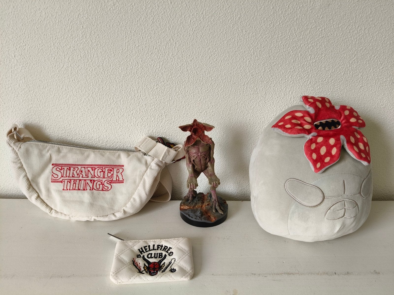 Stranger Things bundel heuptas portemonnee, knuffel, beeldj, Ophalen of Verzenden, Gebruikt