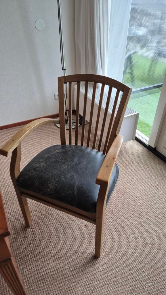 Twee houten stoelen met armleuningen, Huis en Inrichting, Stoelen, Ophalen, Gebruikt, Bruin, Twee