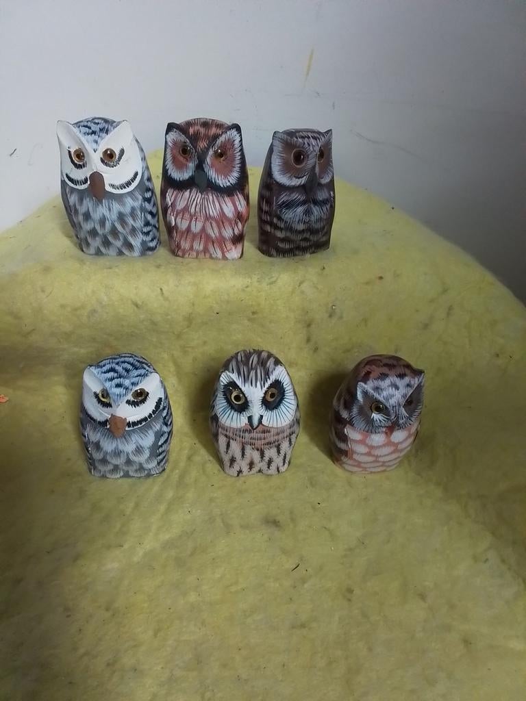2284) 6 mooie houten uiltjes  hoog 6cm, Ophalen of Verzenden, Zo goed als nieuw, Beeldje of Figuurtje