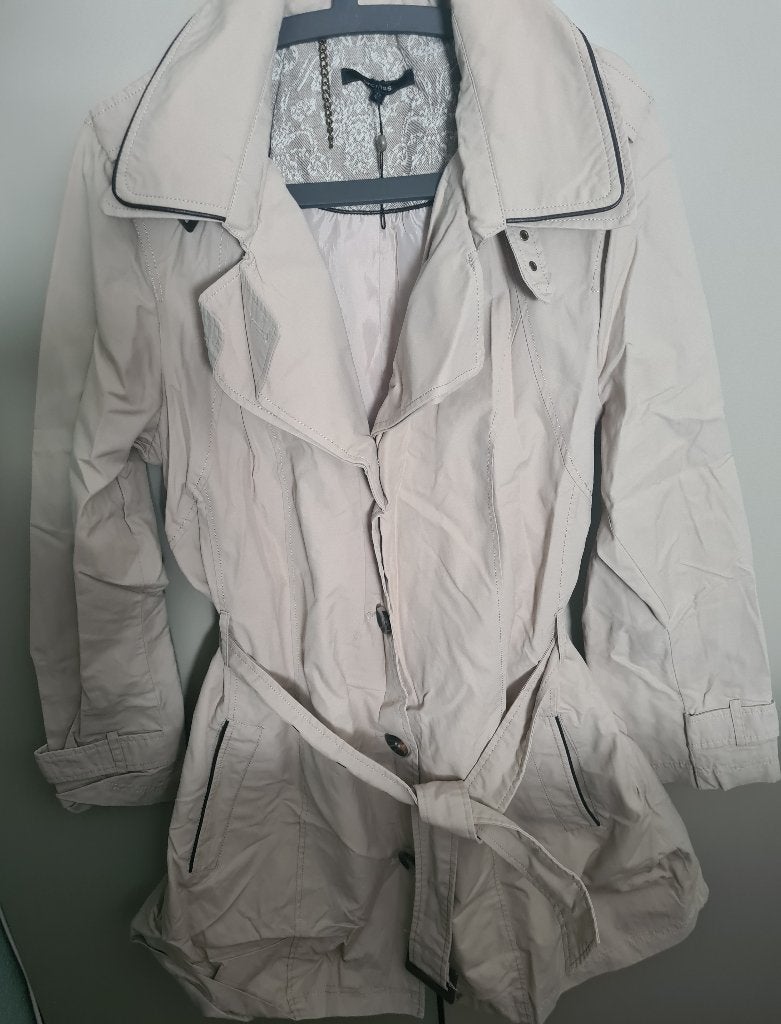 Promiss trenchcoat beige Maat 48, Promiss, Verzenden, Beige, Nieuw