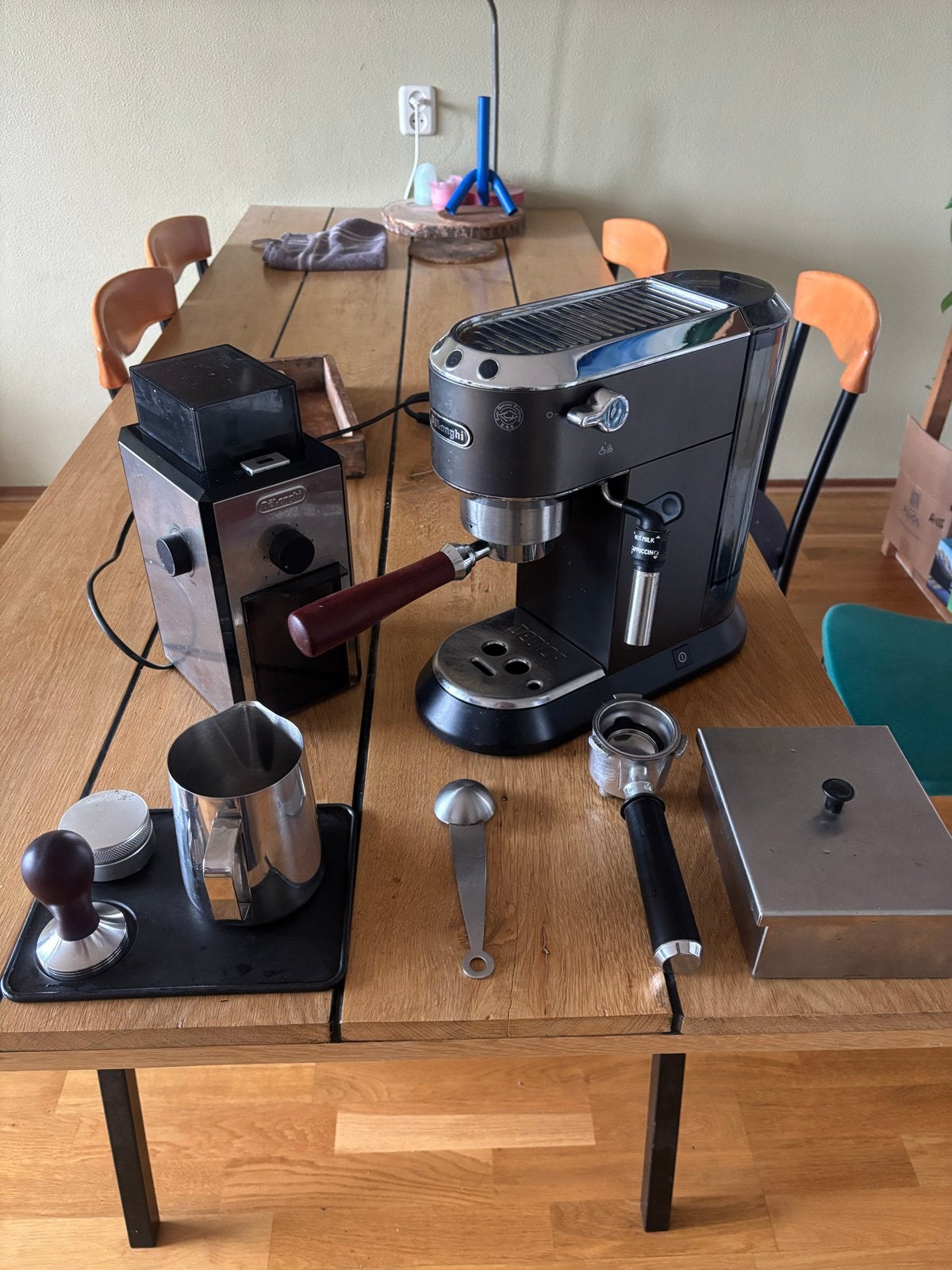 Delonghi Dedica espressomachine met bonenmaler en accessoire, Witgoed en Apparatuur, Koffiezetapparaten, Afneembaar waterreservoir