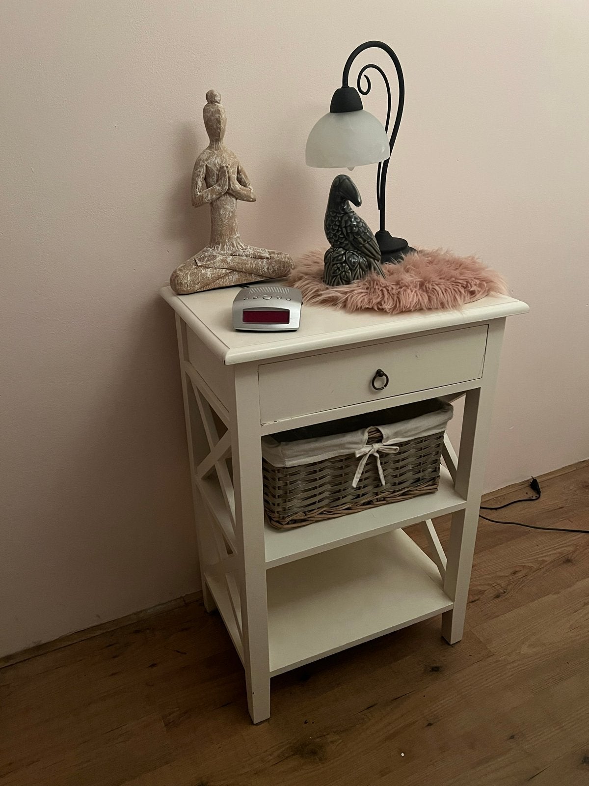 Wit nachtkastje met lade en plankjes, Huis en Inrichting, Slaapkamer | Nachtkastjes, Ophalen, Gebruikt, Minder dan 45 cm, 70 cm of meer