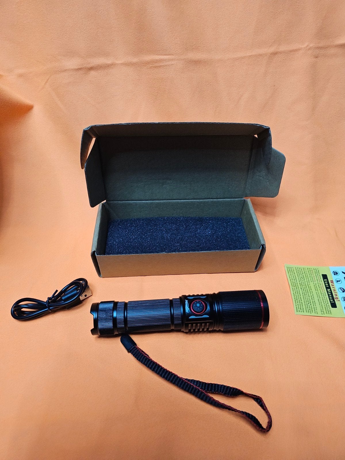 ≥ zaklamp met zoom en 3 kleuren 15cm x 3cm +18650 /21700