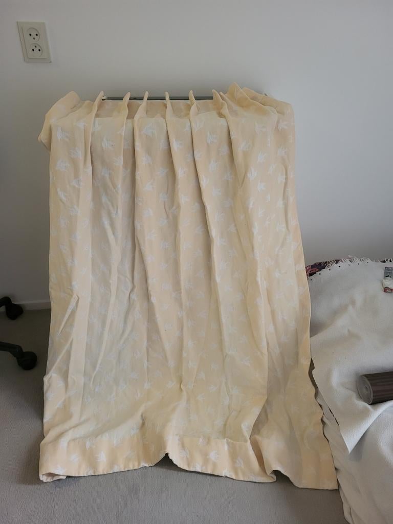 3 geplooide gele/crèmekleur gordijnen met subtiele vogeltjes, Ophalen, Gebruikt, 50 tot 100 cm, 100 tot 150 cm