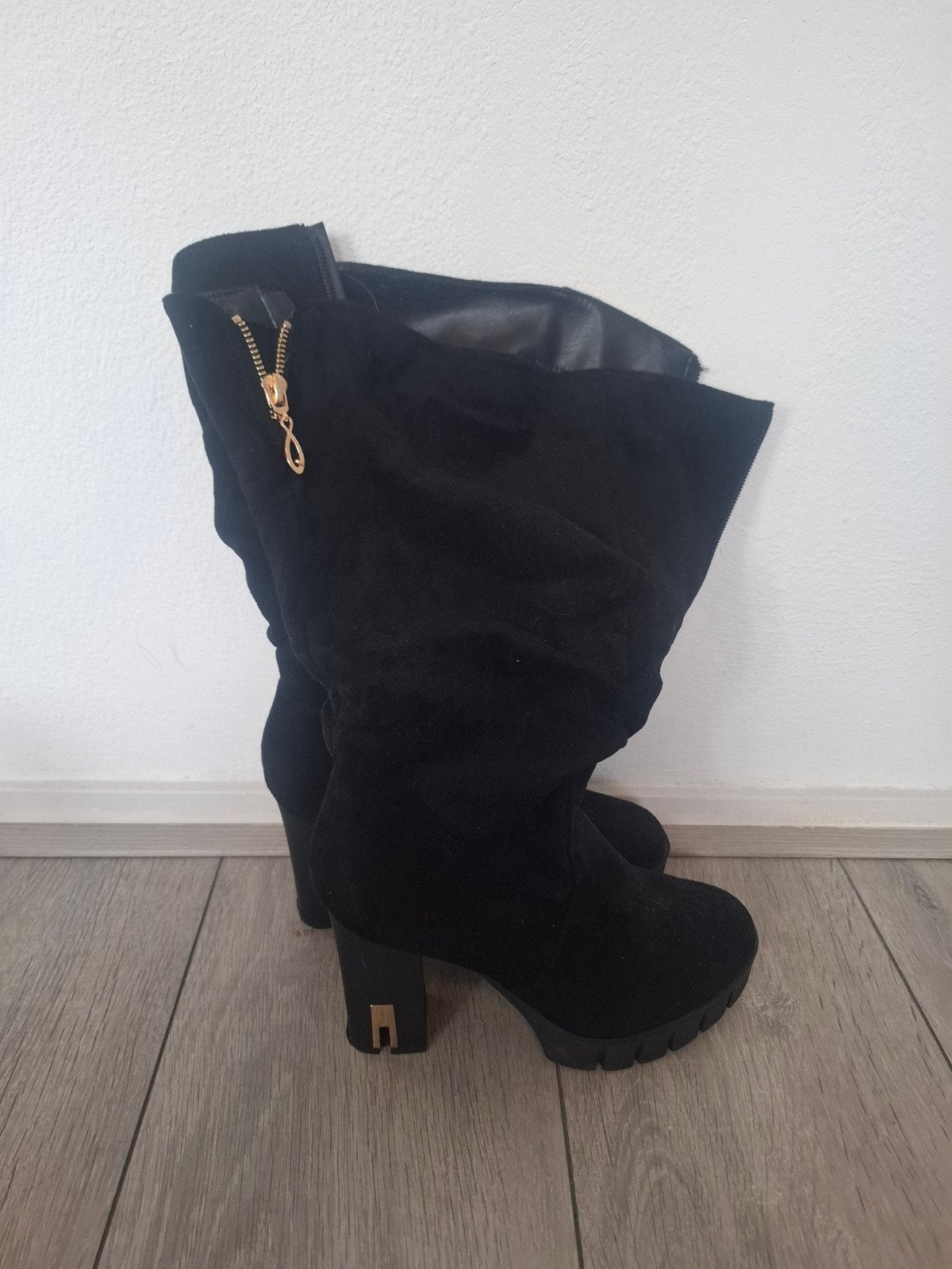Zwarte sexy laarzen met blokhak - Maat 38, Kleding | Dames, Schoenen, Ophalen of Verzenden, Gedragen, Zwart, Hoge laarzen