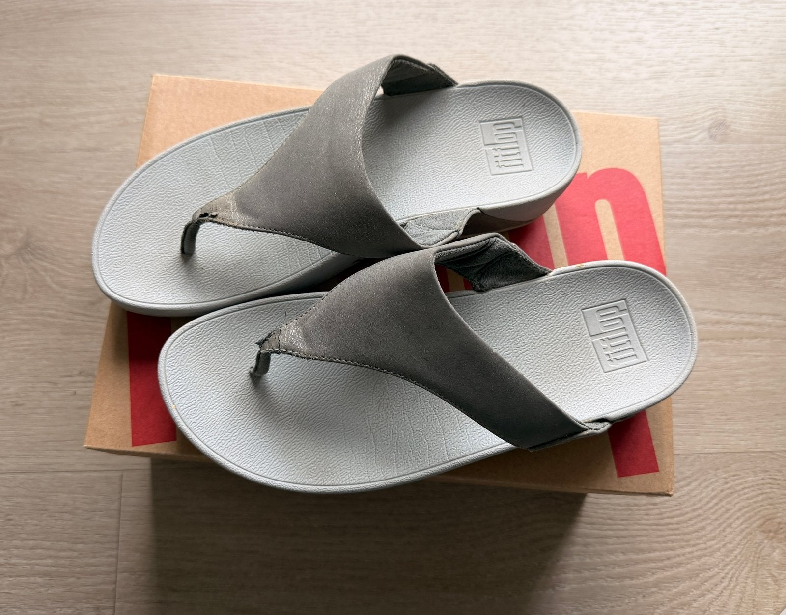 Grijze Fitflop teenslippers, maat 38, zo goed als nieuw, Kleding | Dames, Schoenen, Slippers, Ophalen of Verzenden, Grijs, Gedragen