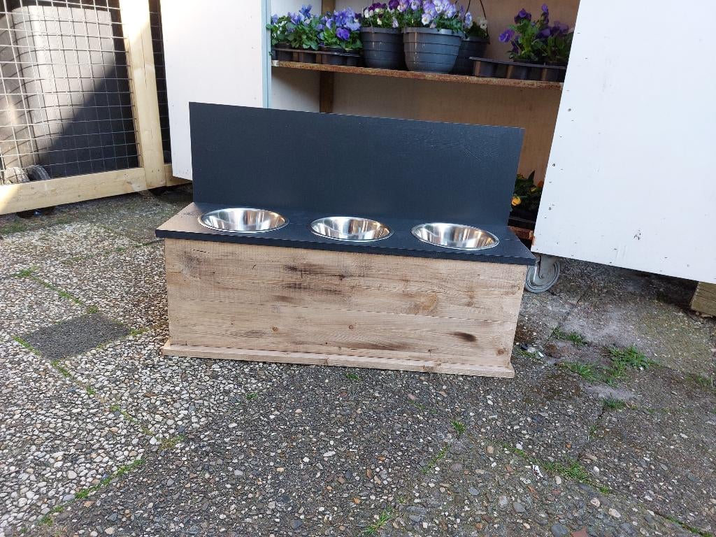 Luxe handgemaakte voerbak standaard  met 3-4 rvs bakken, Dieren en Toebehoren, Handgemaakte Honden en Katten Voerbak Standaard met RVS Bakken Op Maat – Verhoogde Luxe Voerbak, Gepersonaliseerd met Naam, Houten Design Voerstation voor Hond en Kat, Duurzaam Interieur Accessoire, Trendy Handgemaakt Product Nederland