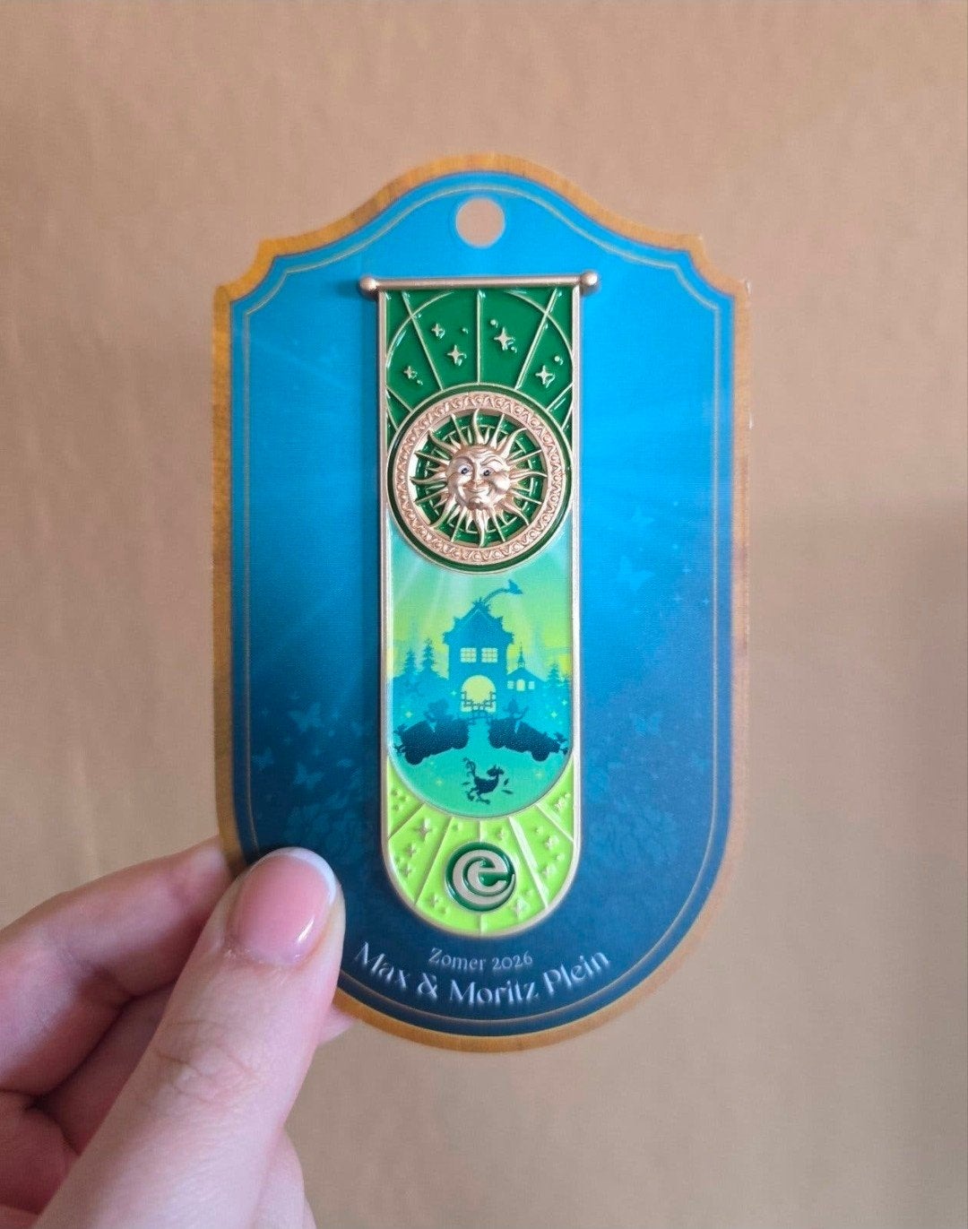 Efteling Zomer 2026 Pin (Max & Moritz), Verzamelen, Verzenden, Nieuw, Button of Speldje