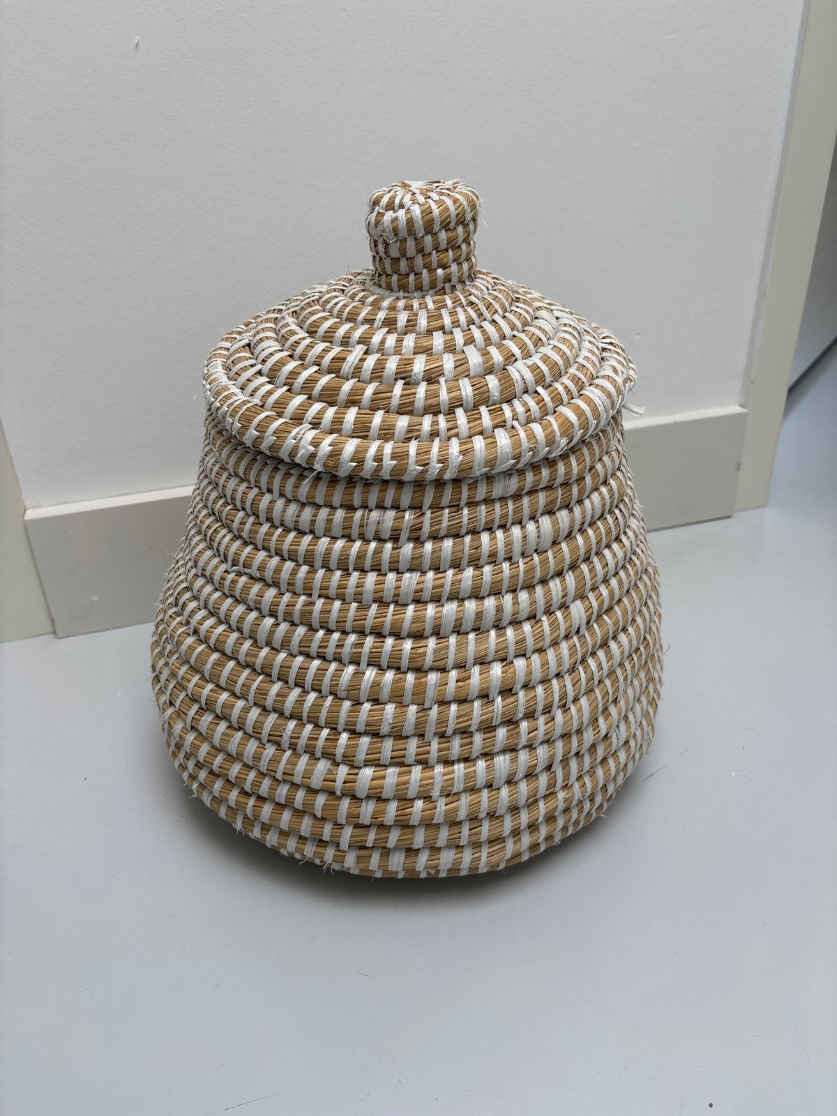 Decoratieve rieten mand met deksel - Wit en naturel, Ophalen, Gevlochten, Mand, Rond