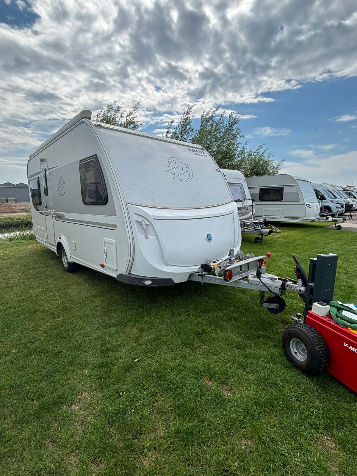 Knaus Sudwind met mover, luifel en 2 fietsendragers, Rondzit, Vast bed, Bedrijf, 6 tot 7 meter