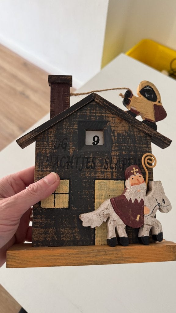Houten vintage Sinterklaas en Piet aftelkalender huis, Ophalen of Verzenden, Gebruikt
