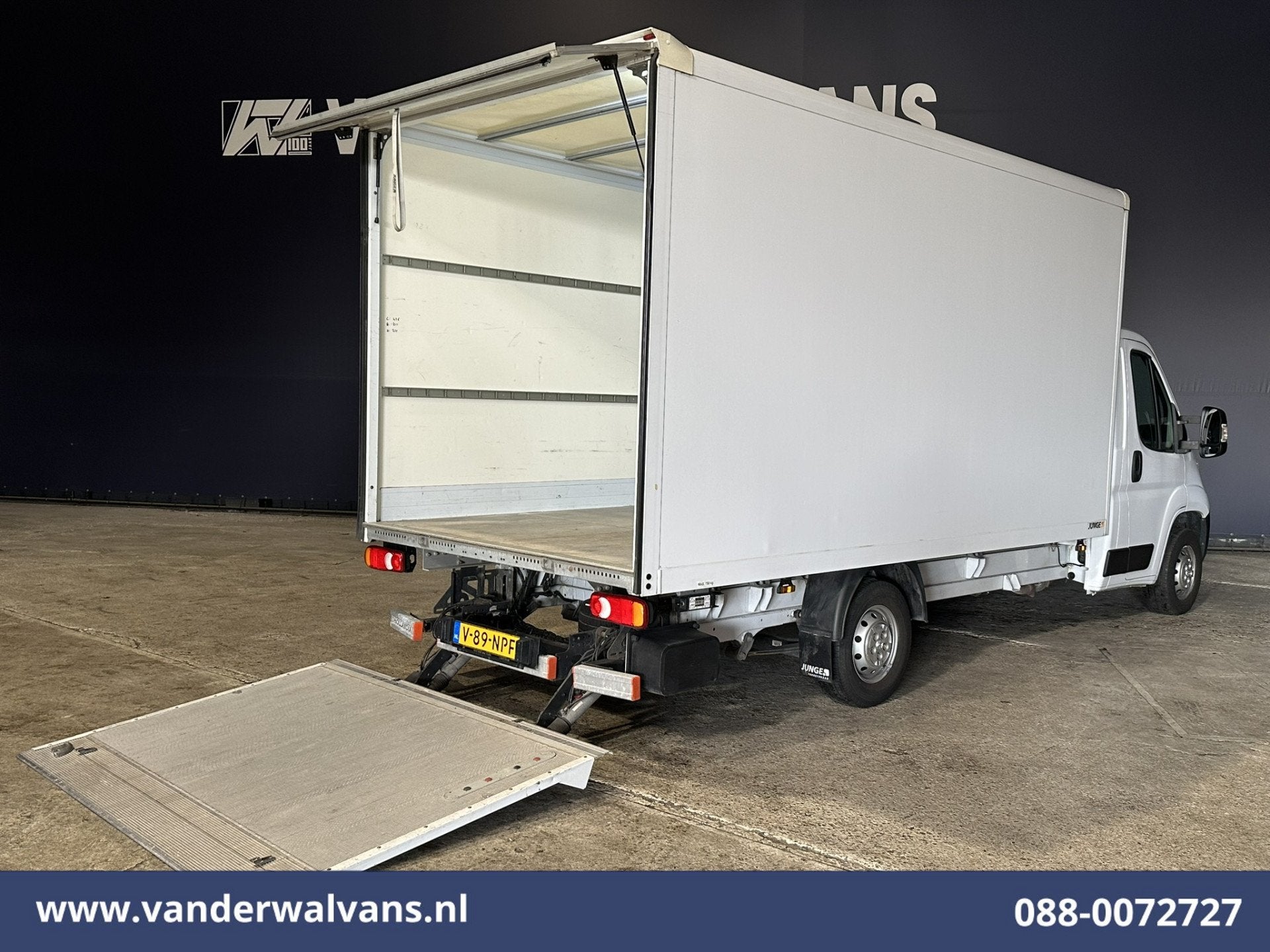 Peugeot Boxer 2.2 BlueHDi 141pk Bakwagen 436cm Lang Laadklep, Auto's, Voorwielaandrijving, Dealer onderhouden, Stof, Gebruikt