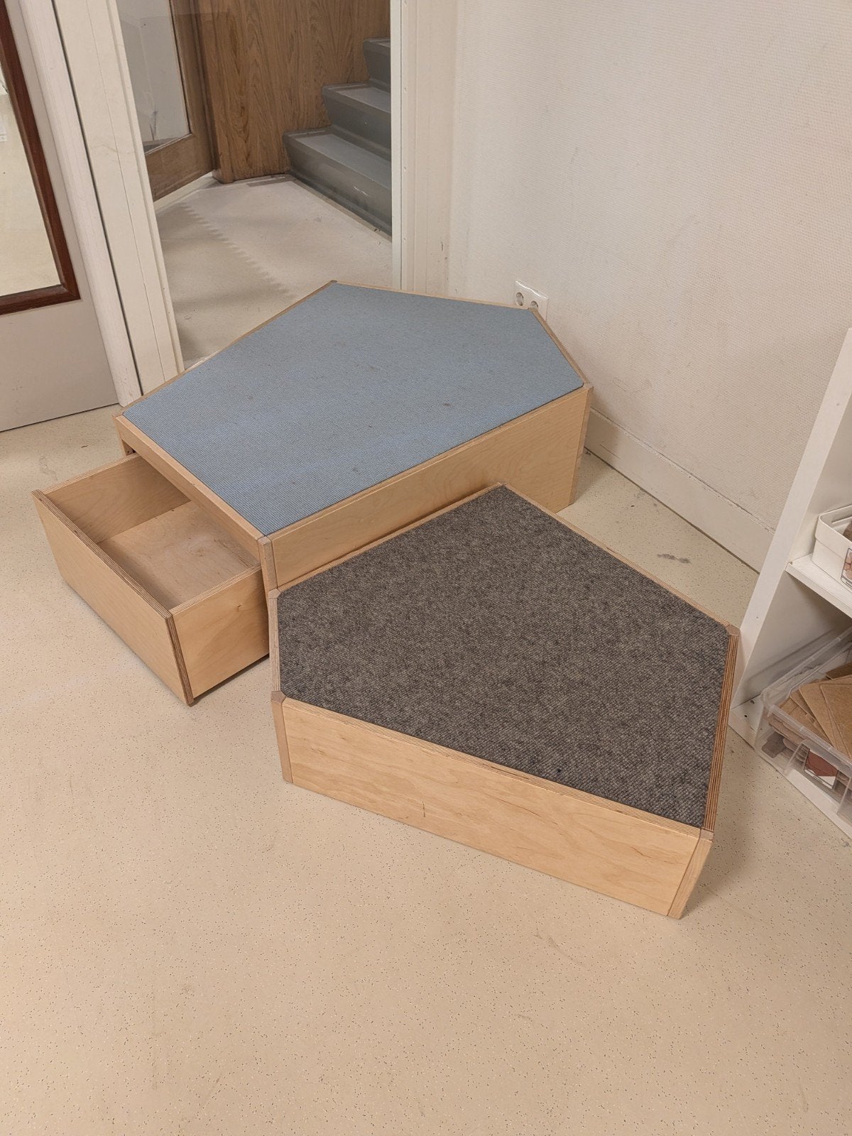 Set van 2 houten podium delen met stoffen vloer, Ophalen, Hout, Gebruikt, Modern, Speels