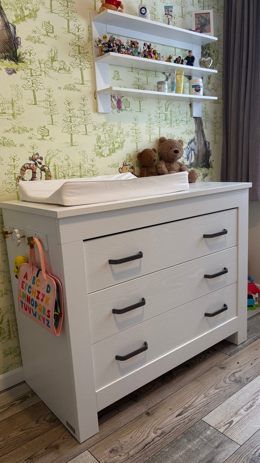 Complete Interbaby babykamer: Bed, kast, commode, wandplank, Ophalen, Zo goed als nieuw, Jongetje of Meisje