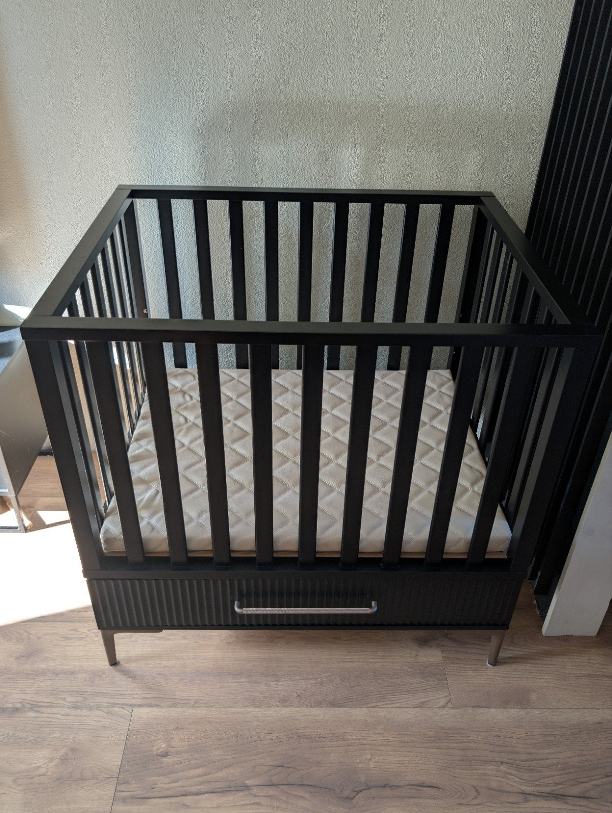 Matzwarte TWF box. Met Waves lade + nw matras + boxkleed, Ophalen of Verzenden, Zo goed als nieuw, Vierkant, In hoogte verstelbaar