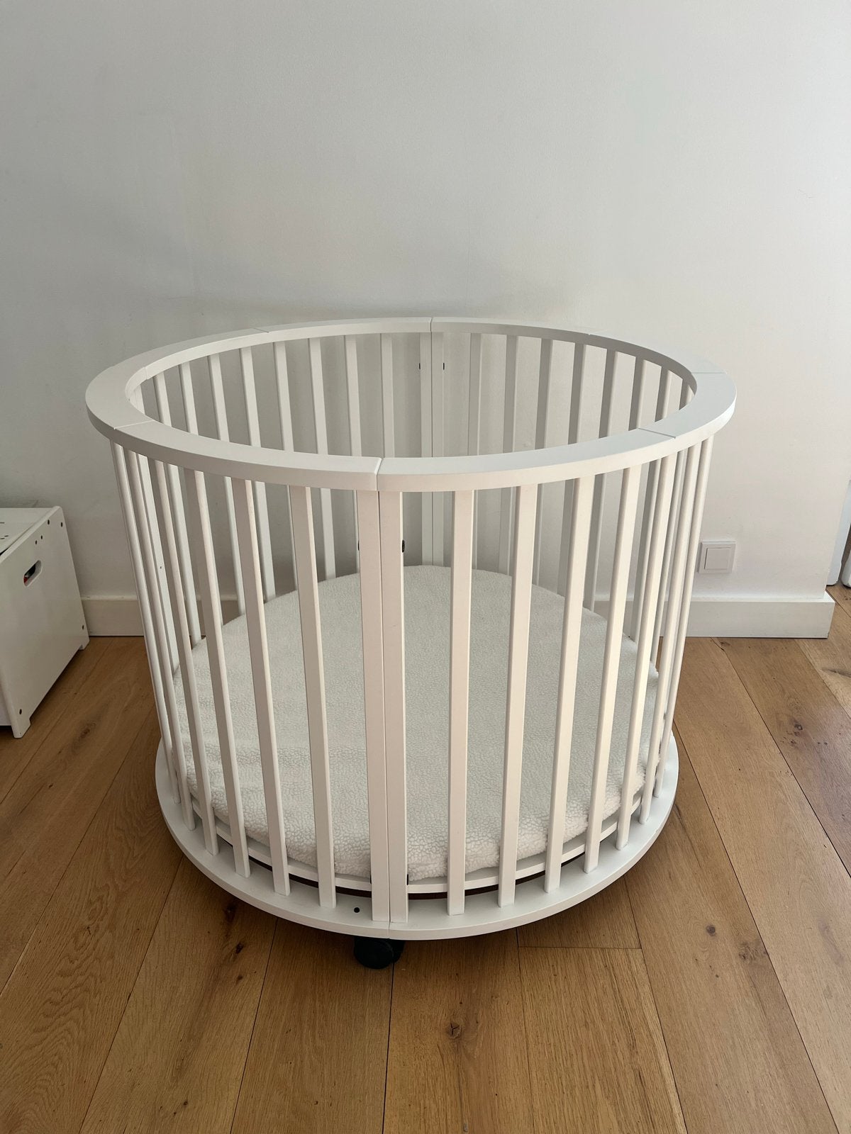 Europe Baby Circa Ronde Box - Mat Wit met matrasje en hoes, Ophalen, Zo goed als nieuw, Rond, Wieltjes