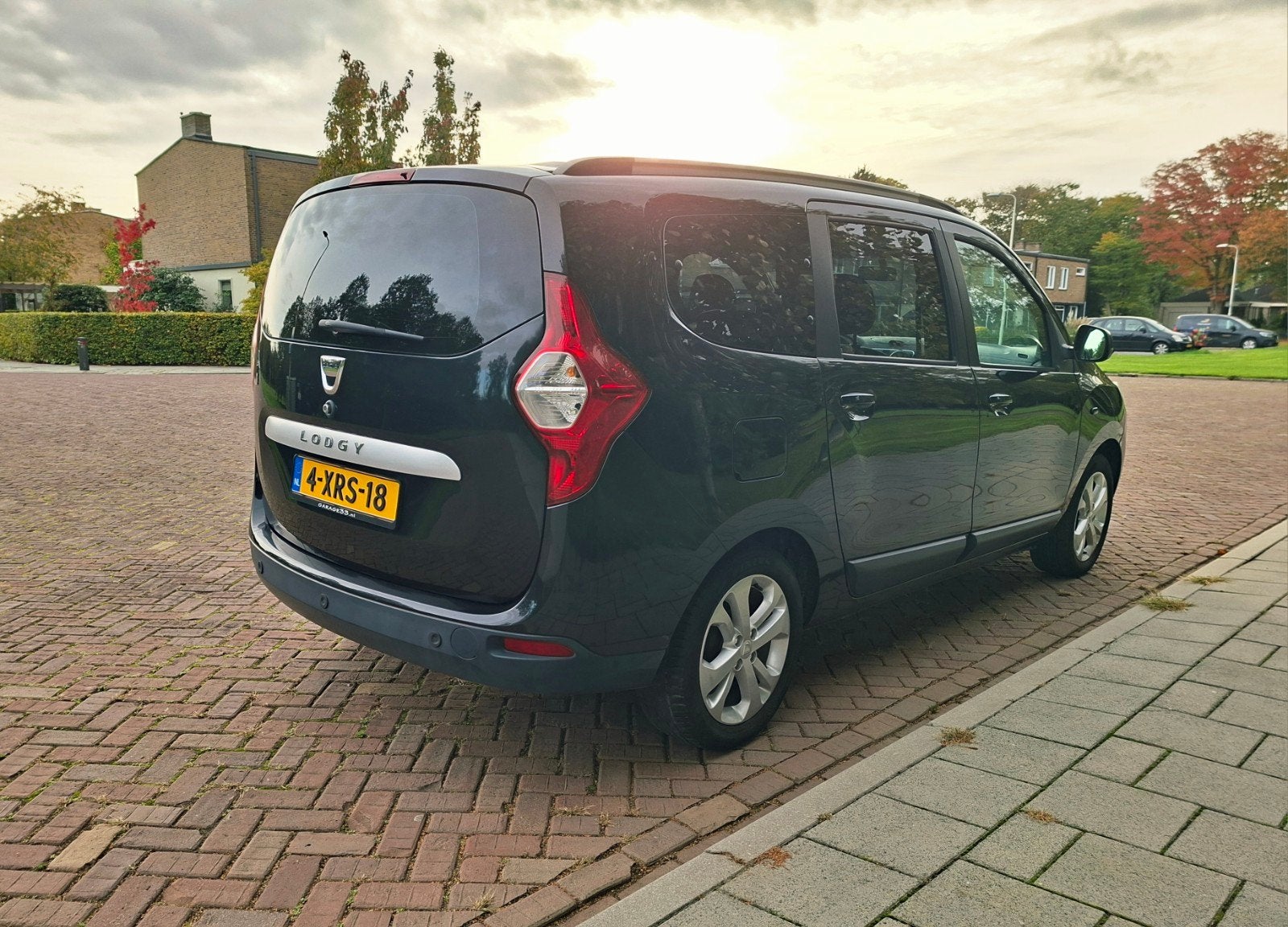 Dacia Lodgy 1.2 TCE 85KW Blackline 7p 2014 Zwart 2e eigenaar, Auto's, Voorwielaandrijving, 7 stoelen, Zwart, Lodgy