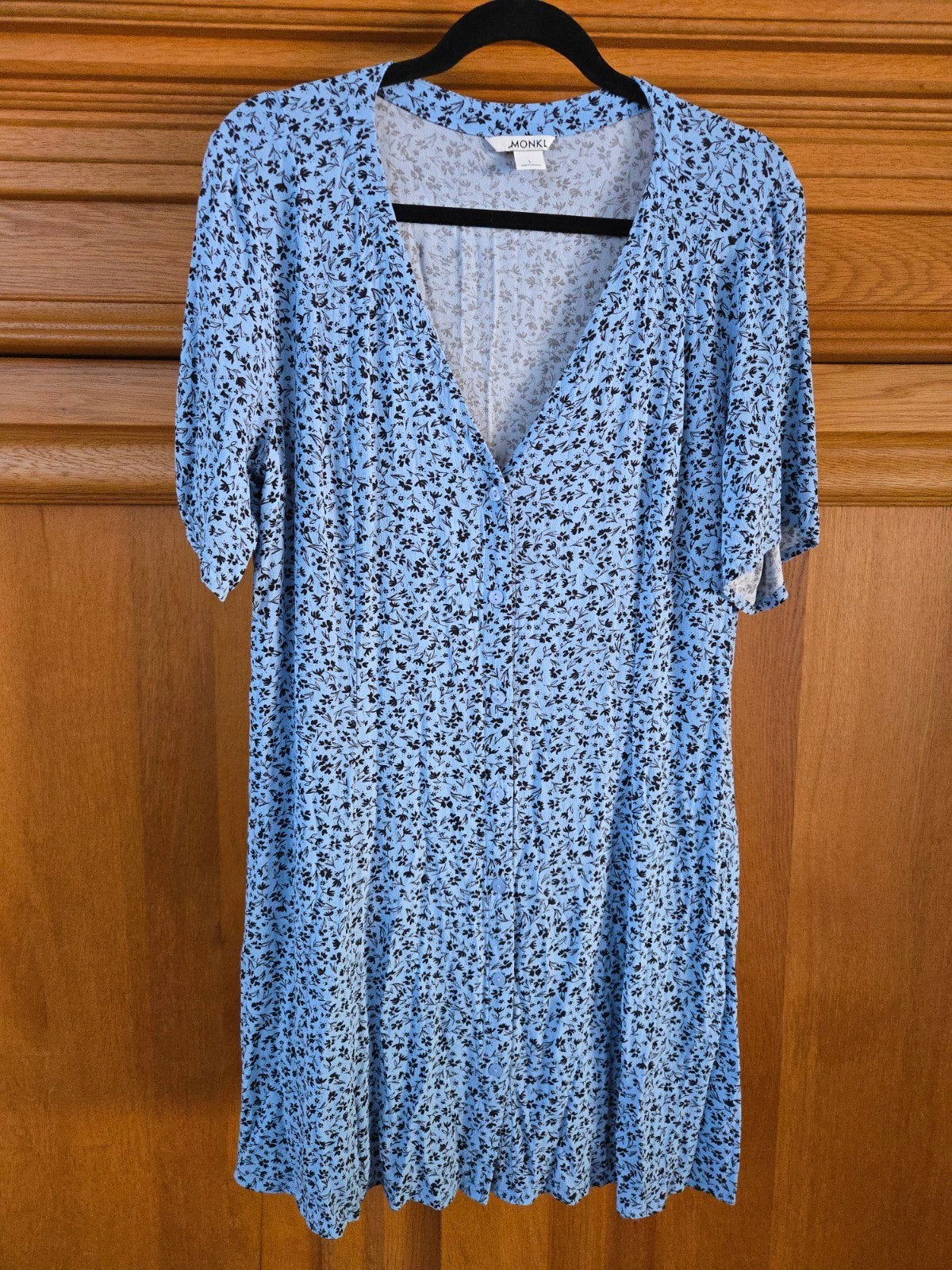 Monki jurk maat L Blauw bloemenprint, Kleding | Dames, Jurken, Maat 42/44 (L), Zo goed als nieuw, Monki, Boven de knie
