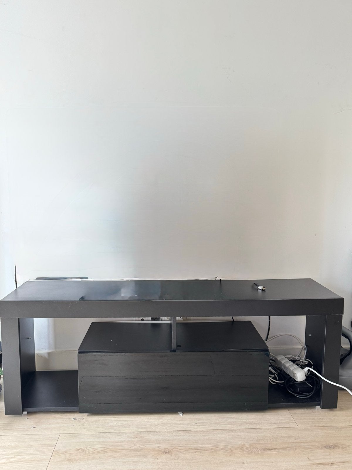 Zwart TV-meubel met opbergruimte en glazen accenten, Ophalen, Gebruikt, 100 tot 150 cm, Minder dan 100 cm