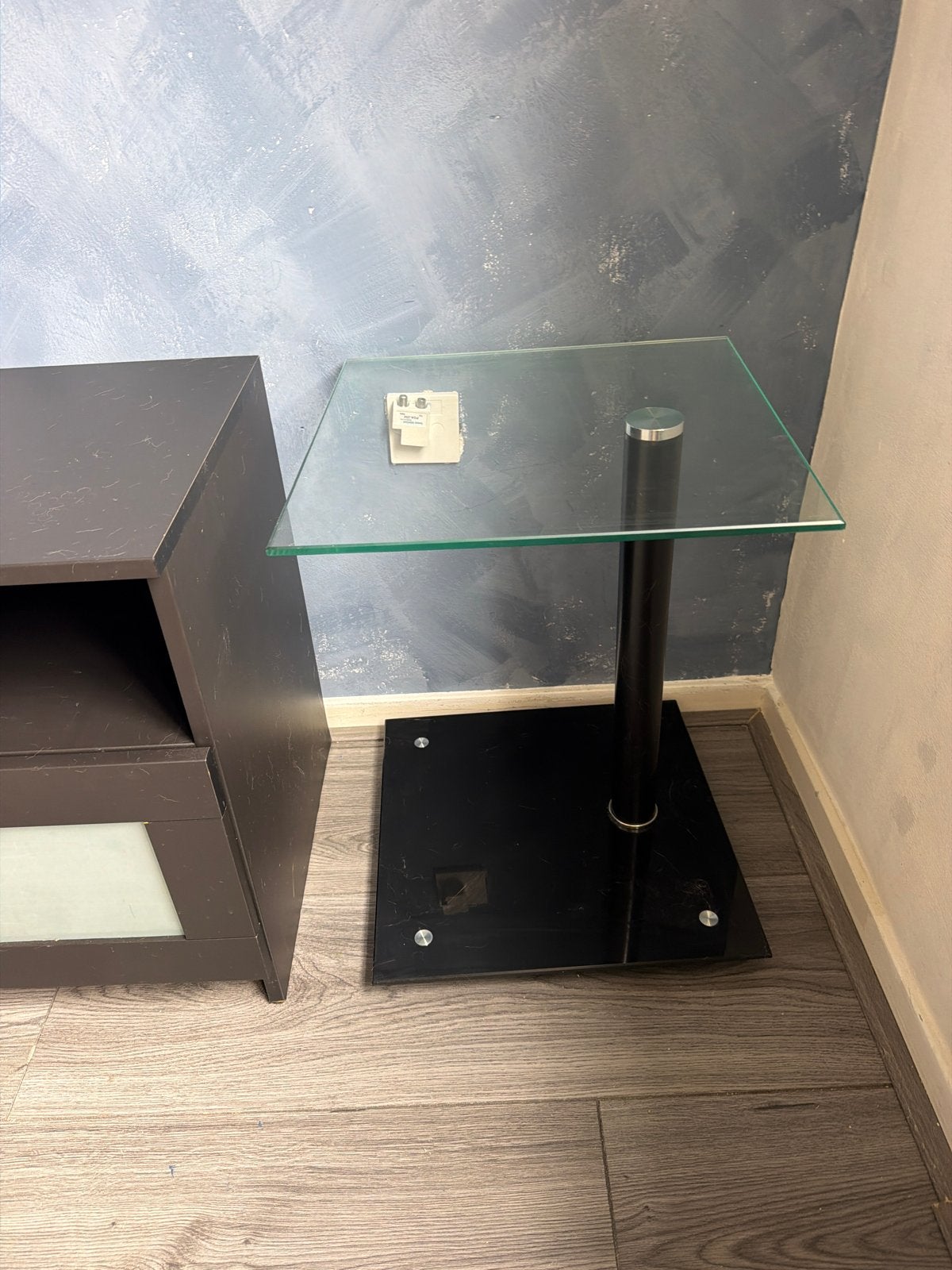 Glazen bijzettafel met metalen poot en zwarte voet, Minder dan 55 cm, Gebruikt, Vierkant, Glas