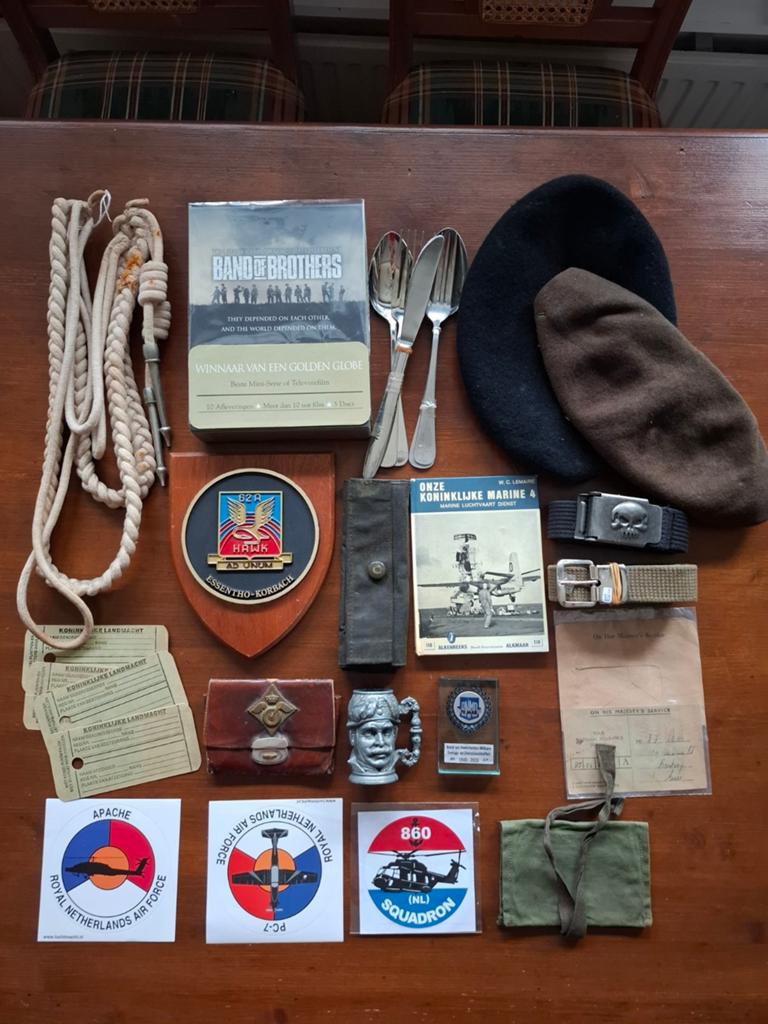 Militaire diverse spullen: baretten, boeken, emblemen, etc., Ophalen of Verzenden, Marine, Nederland, Helm of Baret