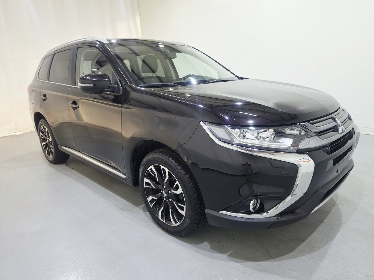 Mitsubishi Outlander 2.0 PHEV Instyle+ 4WD149Kw Bjr.2018, Automaat, Zwart, Hybride Elektrisch/Benzine, SUV of Terreinwagen