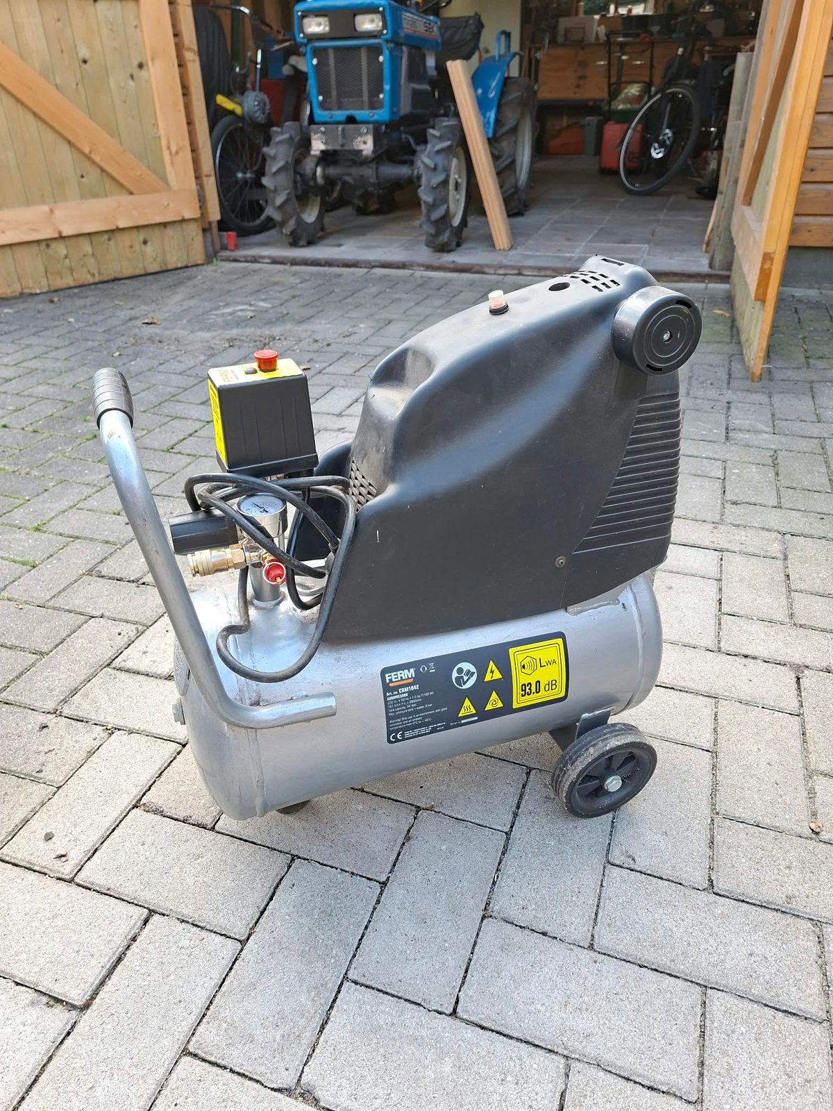 Ferm Compressor CRM1042 - Krachtige en Mobiele Luchtcompress, Ophalen, Gebruikt, 6 tot 10 bar, Minder dan 200 liter/min