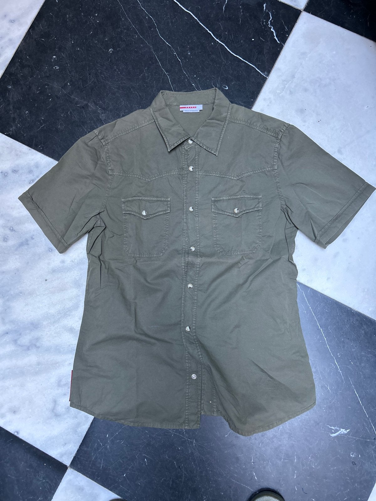 Prada shirt met korte mouw - Legergroen (valt als L), Kleding | Heren, Ophalen of Verzenden, Zo goed als nieuw, Groen