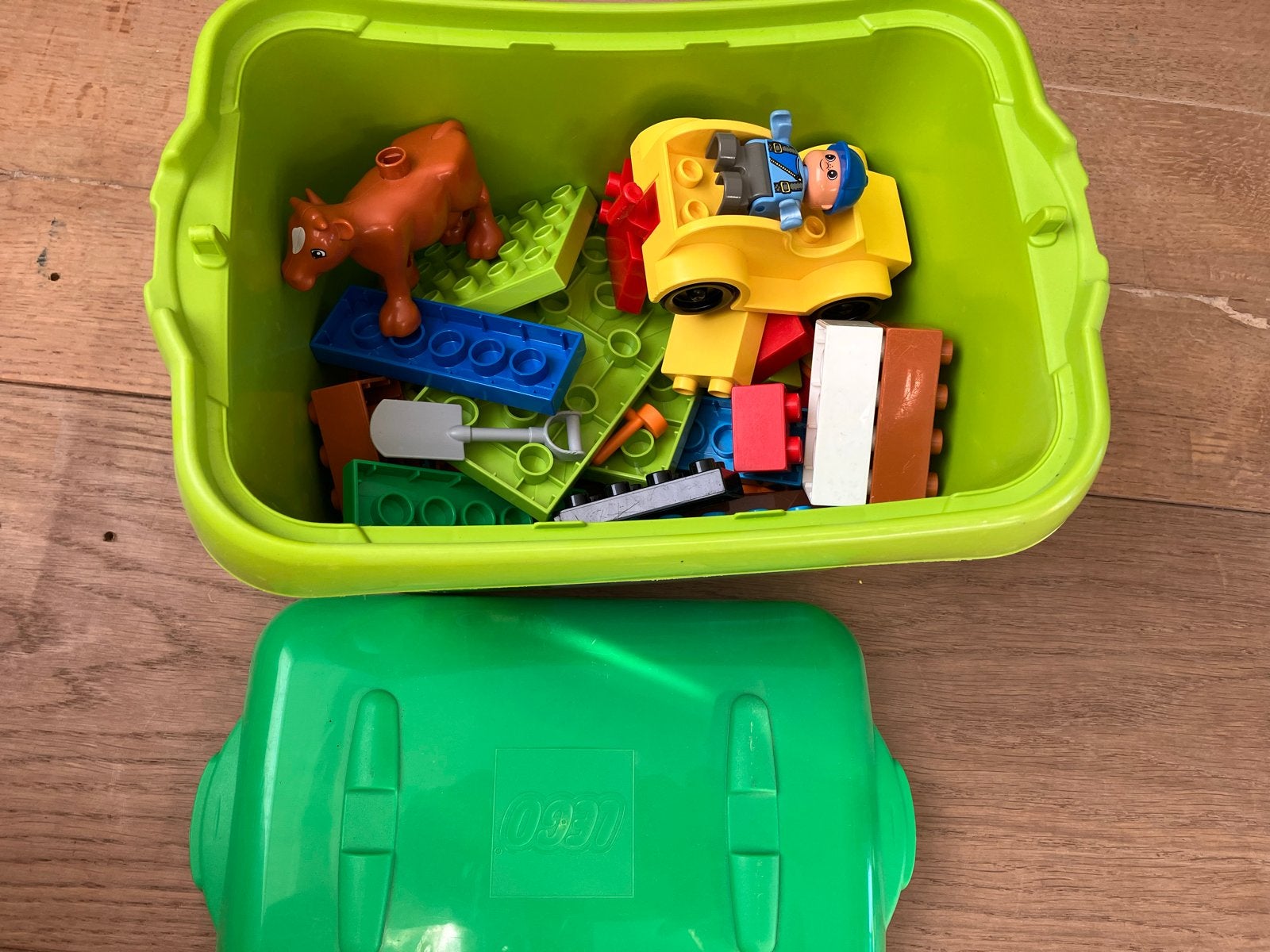 Bak met diverse Lego Duplo blokken en figuren, Inclusief minifiguren, Gebruikt, Ophalen of Verzenden, Duplo