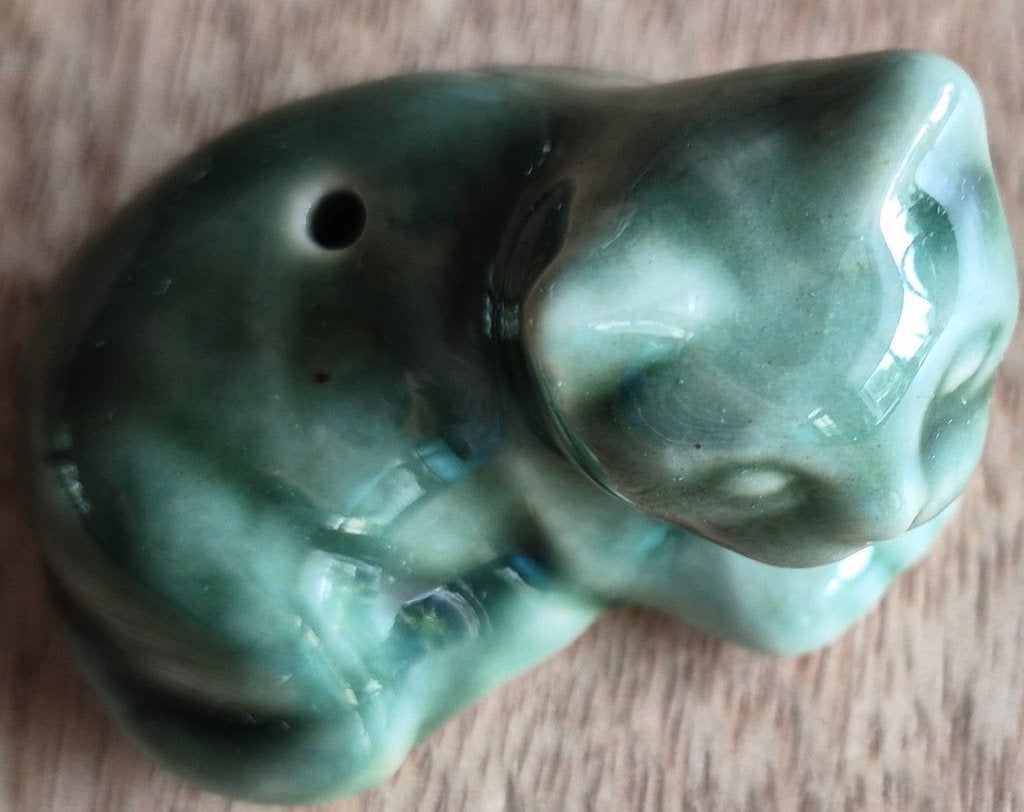 Kleine groene kat voor wierrookstokje 5x3,5x4 cm, Ophalen of Verzenden, Zo goed als nieuw, Dier