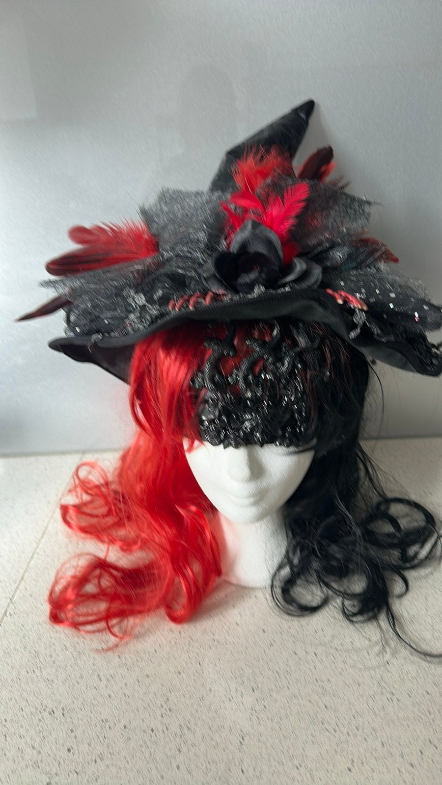 Heksenhoed met rode en zwarte pruik - Halloween/Carnaval, Kleding | Dames, Ophalen of Verzenden, Nieuw, Carnaval