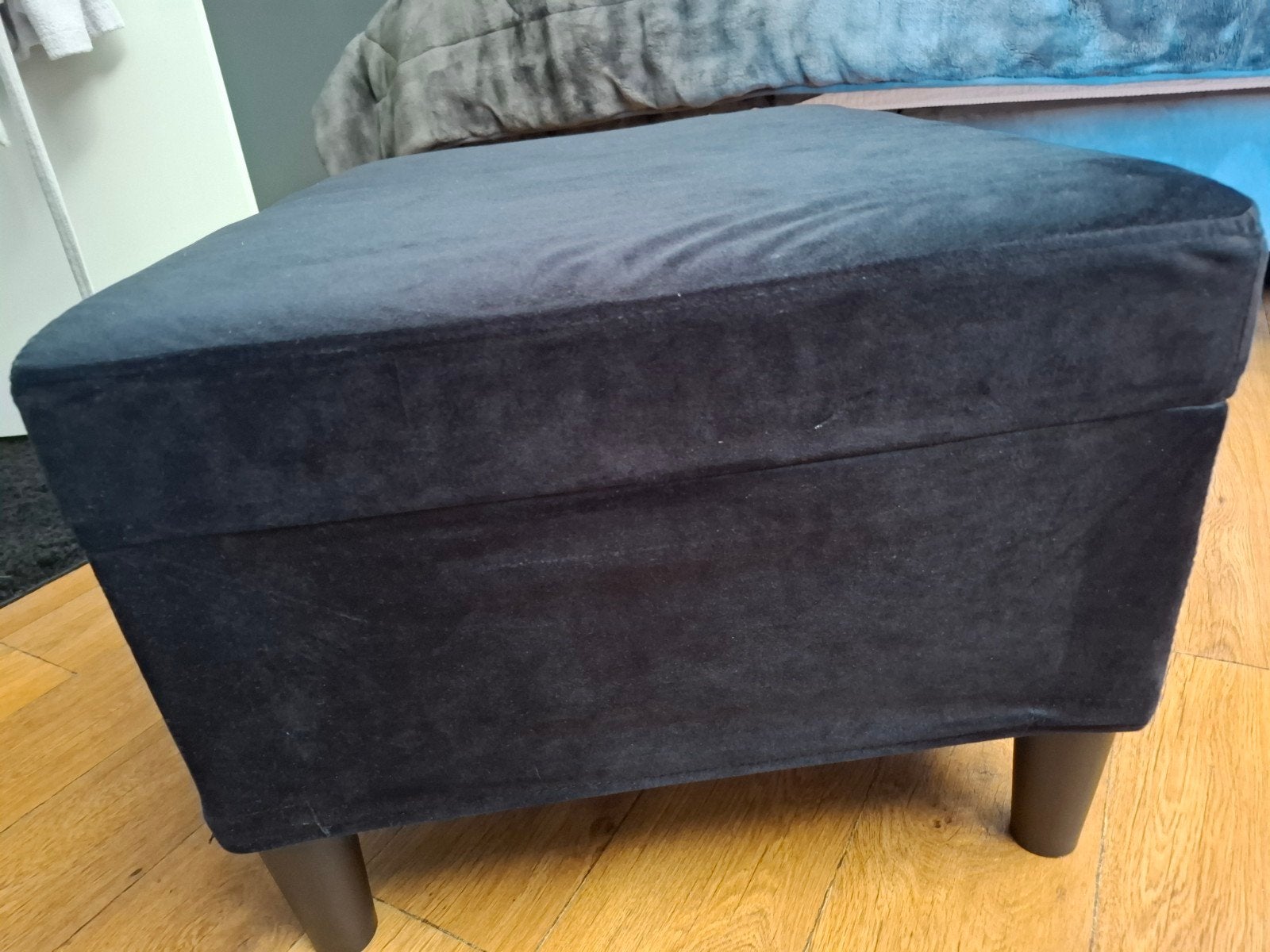 zwart velvet voetenbankje., Huis en Inrichting, Banken | Voetenbanken en Poefen, Ophalen, Minder dan 50 cm, 50 tot 75 cm, Zo goed als nieuw