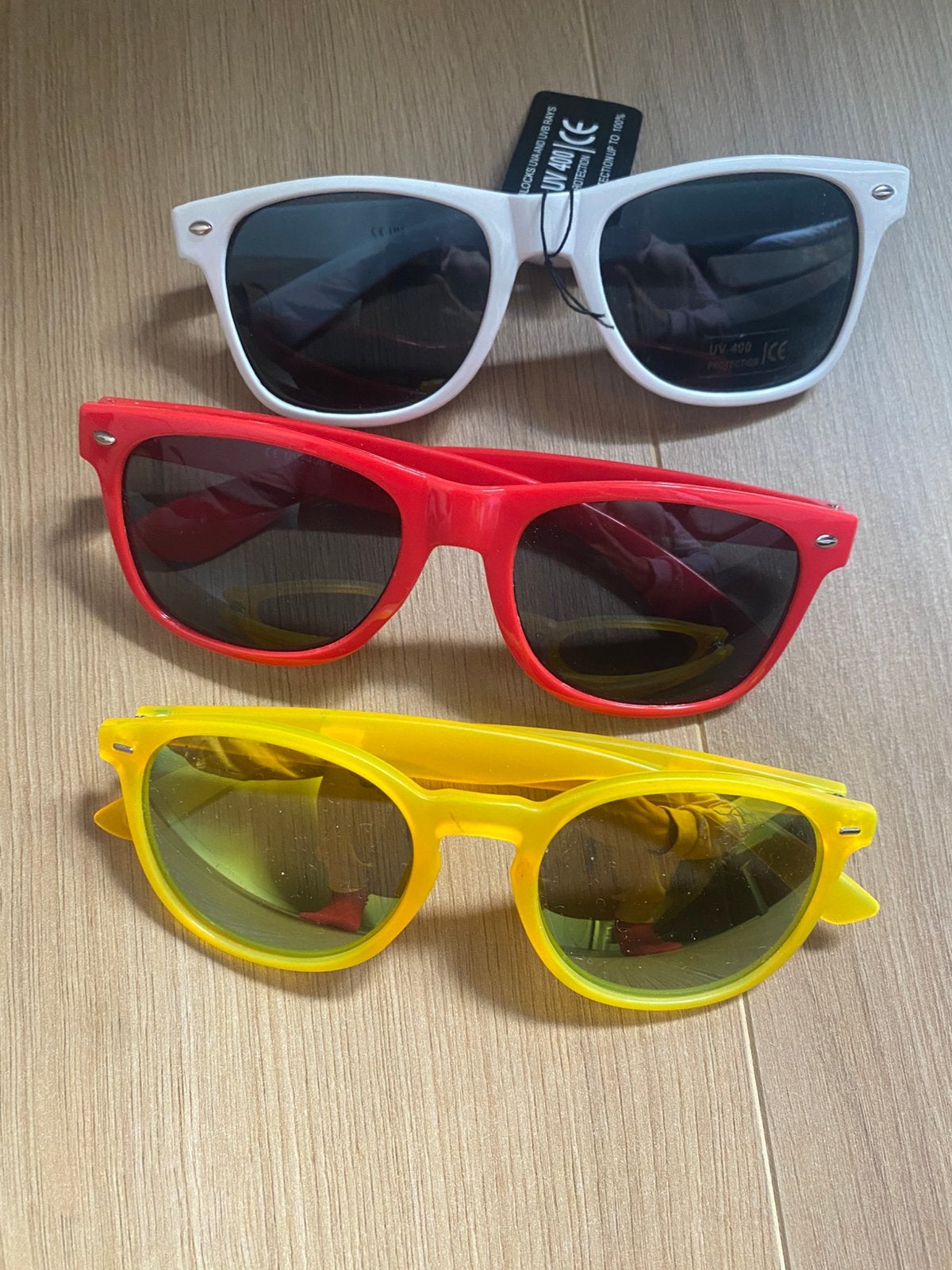 Nieuw zonnebril rood wit geel zonnebrillen, Ophalen of Verzenden, Nieuw, Geel, Overige merken