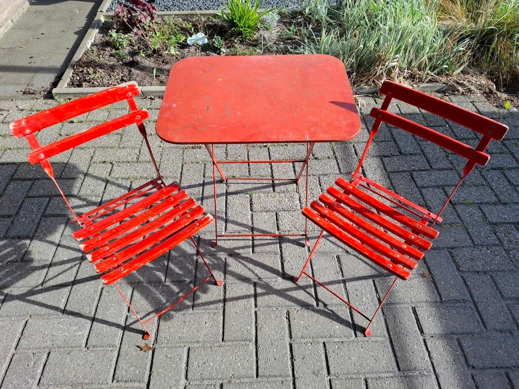 Rood metalen tuinsetje met tafel en twee stoelen, Tuin en Terras, Ophalen, Gebruikt, Vierkant, Metaal