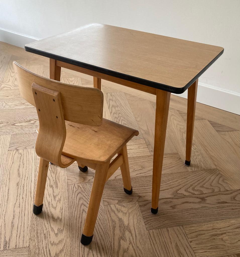 Vintage schooltafeltje en stoeltje, Kinderen en Baby's, Kinderkamer | Tafels en Stoelen, Ophalen, Gebruikt, Stoel(en)