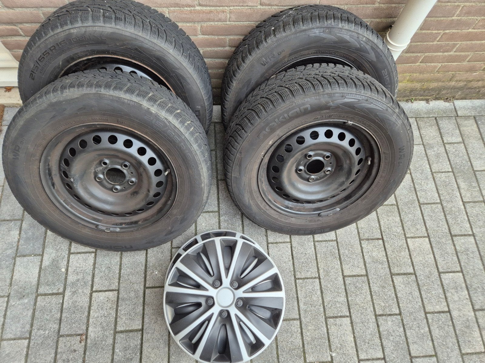 winterband Nokian WR D4, 215/65 R16 met 5-6mm profiel, Auto-onderdelen, Ophalen, 16 inch, Banden en Velgen, Winterbanden