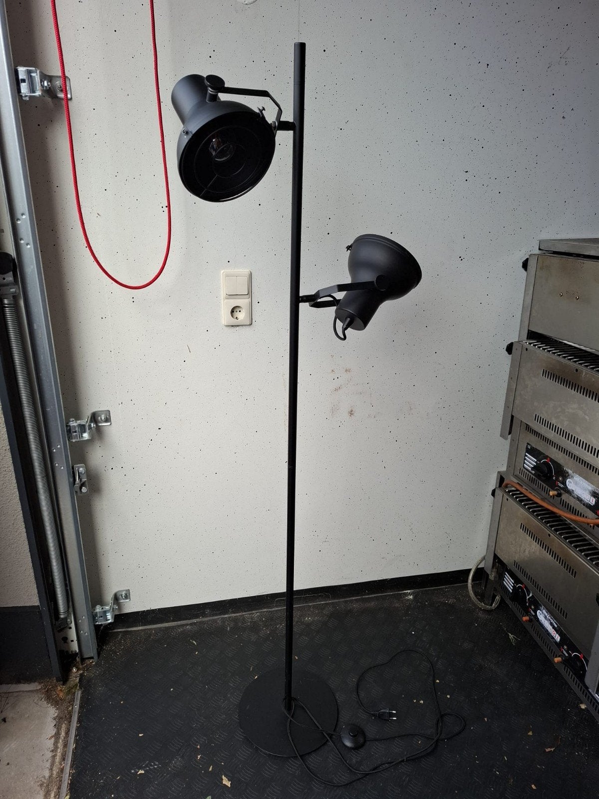 Zwarte vloerlamp met twee verstelbare spots, 160 cm hoog, Ophalen, Gebruikt, Metaal, 150 tot 200 cm