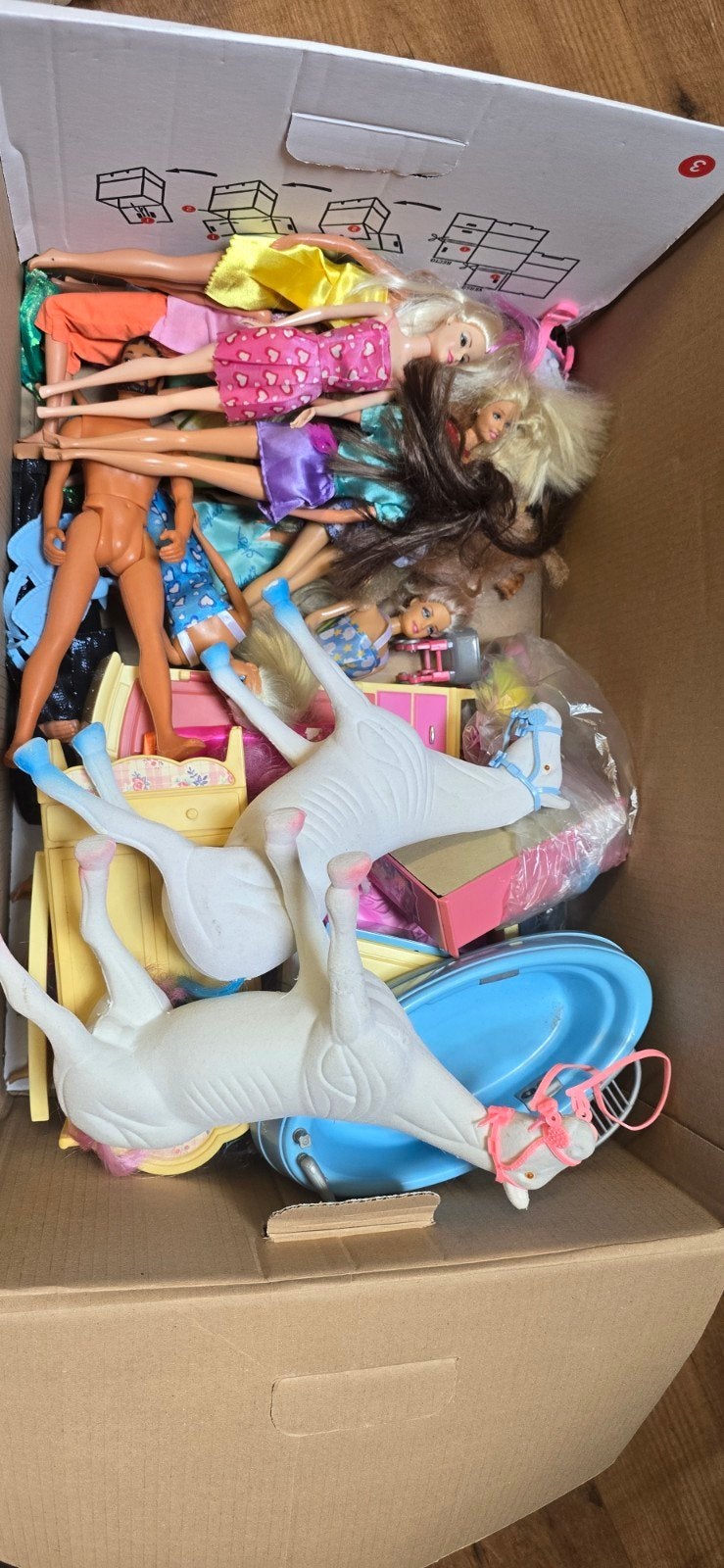 doos vol barbie spullen 2 paarden en wat barbies, Ophalen, Gebruikt, Barbie