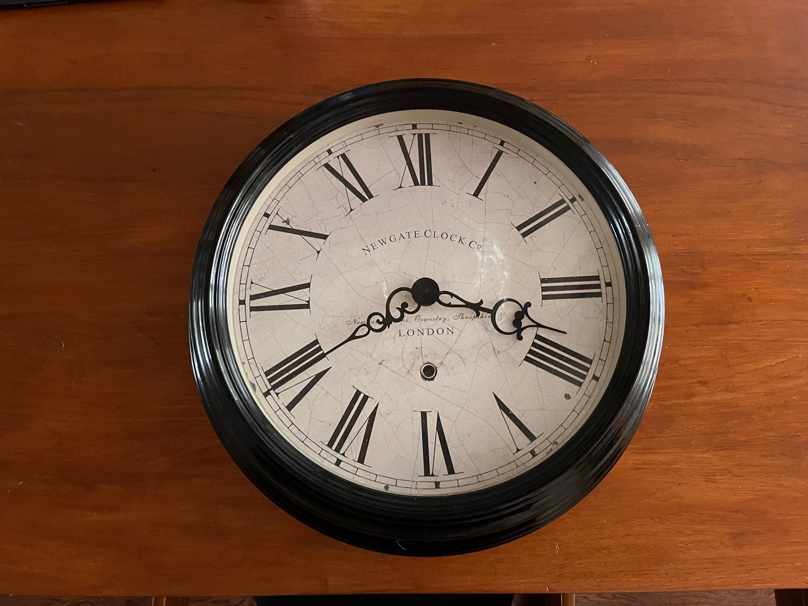 Newgate Clock Co. Wandklok - Klassiek Design, Huis en Inrichting, Analoog, Werkt op batterijen, Ophalen of Verzenden, Zwart