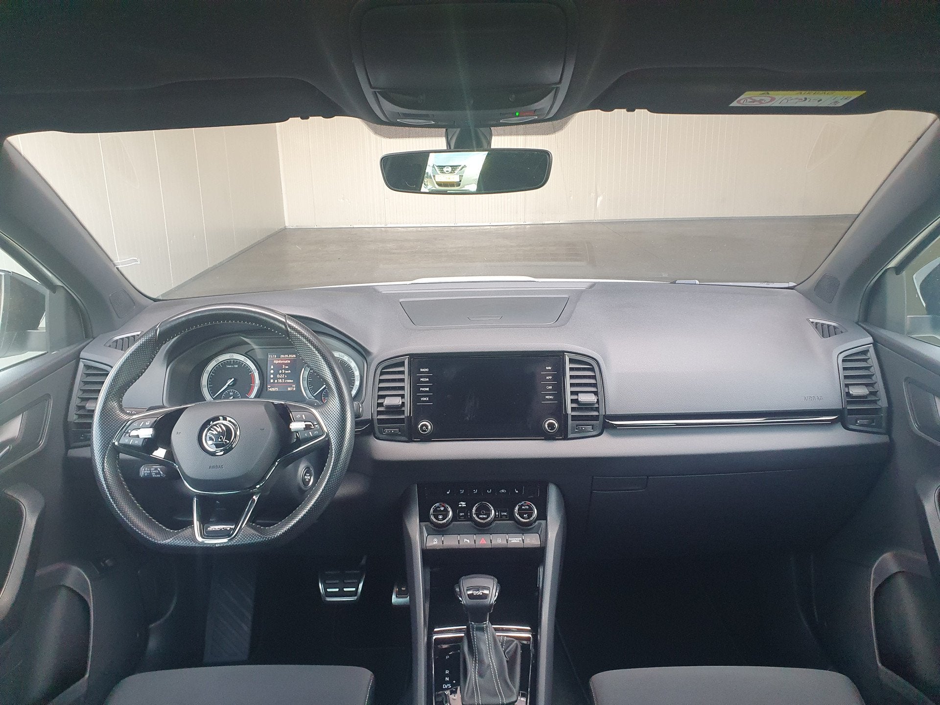 Skoda Karoq 1.5 TSI ACT Sportline Business TREKH/CARPLAY/PDC, Stof, 4 cilinders, Wit, Karoq