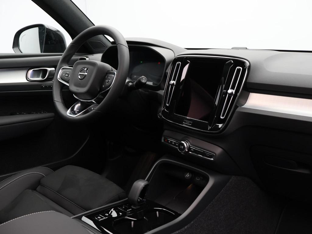 Volvo XC40 2.0 B4 Plus Dark / Pano. dak / Stoel- & stuurwiel, Auto's, Volvo, Gebruikt, 4 cilinders, Wit, Origineel Nederlands