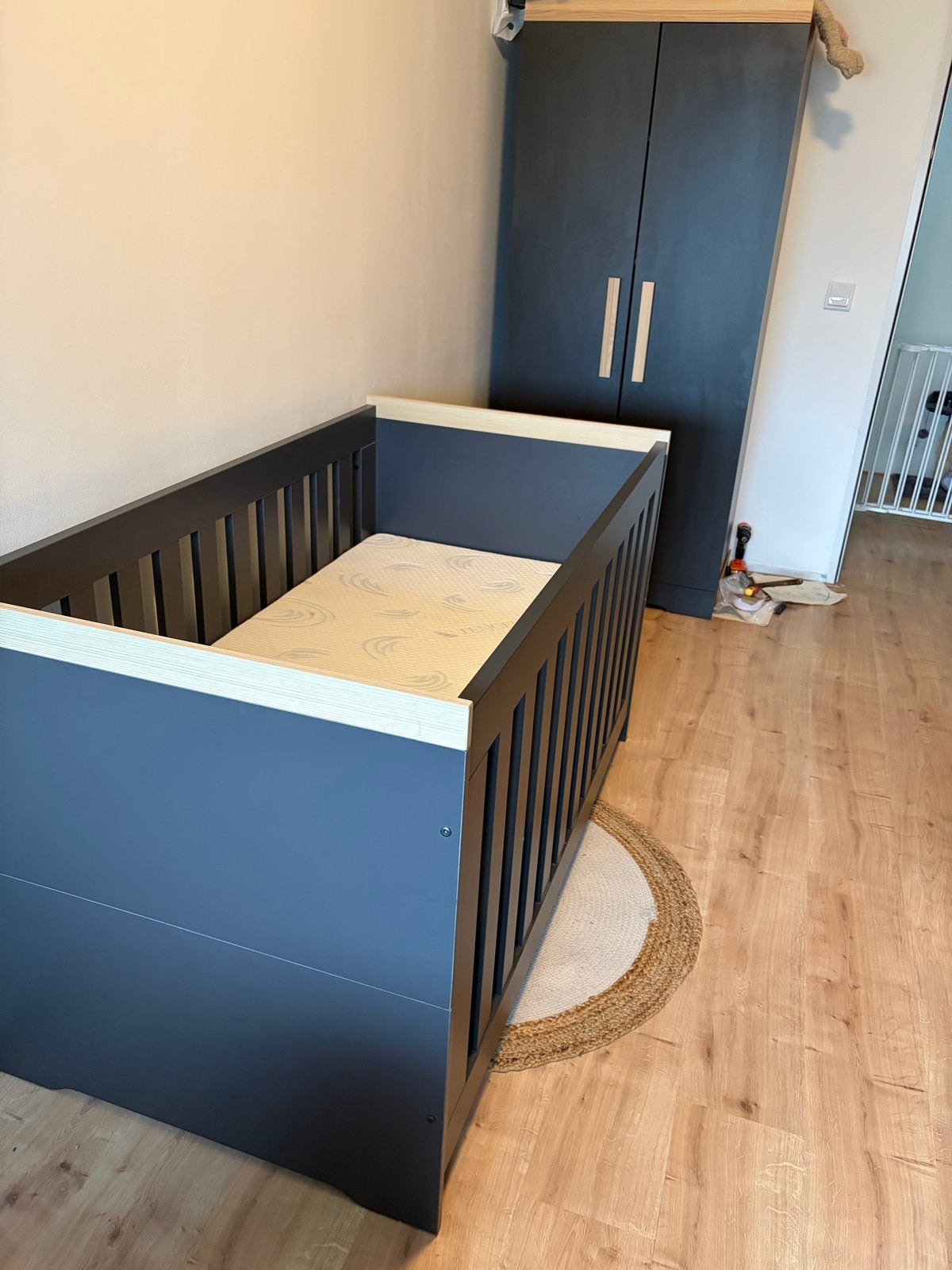 Babybedje met matras en kledingkast - Zo goed als nieuw, Ophalen of Verzenden, Zo goed als nieuw, Grijs, Hout