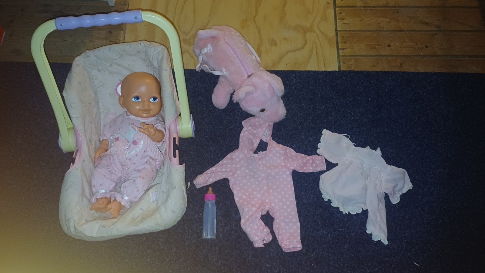 Babypop met autostoel, kleertjes en knuffel biggetje, Ophalen of Verzenden, Babypop
