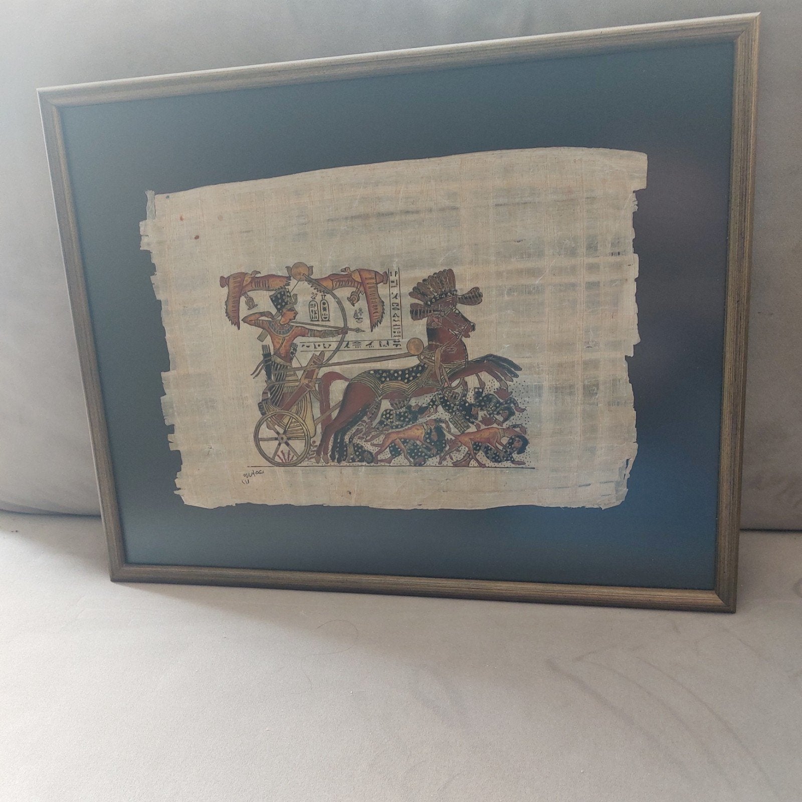Egyptische papyrus schildering – farao met strijdwagen – ing, Schilderij, Geschilderd, Ophalen of Verzenden, Papier/karton